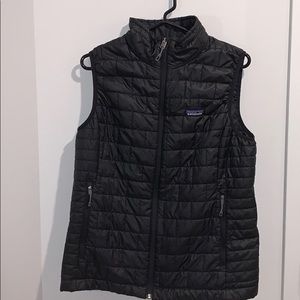 BRAND NEW BLACK PATAGONIA VEST SIZE WMS LARGE